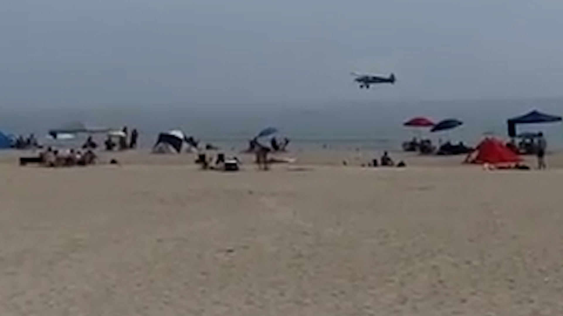 Moment plane crashes onto busy New Hampshire beach with no injuries reported.mp4